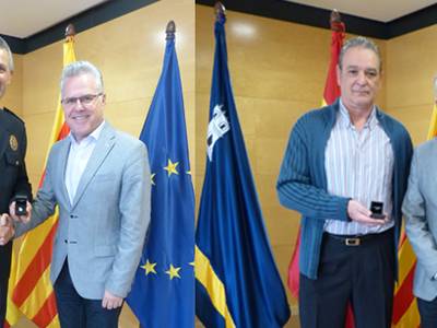 El Ayuntamiento entrega el pin de plata a 2 policías locales de Salou por sus 25 años de servicio
