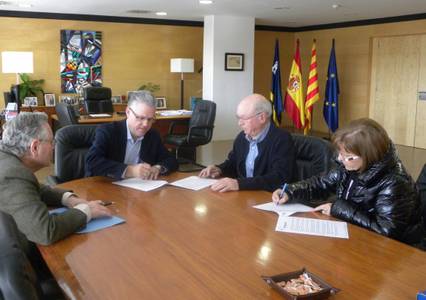 El Ayuntamiento firma el convenio para remodelar la acera Norte del Paseo Jaume I