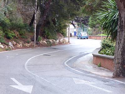 El Ayuntamiento llevará a cabo la renovación de parte de la acera de la carretera del faro en la zona del Cap Salou