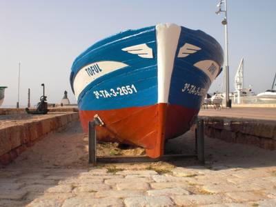 El Ayuntamiento recupera las barcas varadas del Puerto de Salou