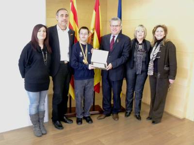 El deportista Gabriel Malo recibe un reconocimiento del Ayuntamiento de Salou