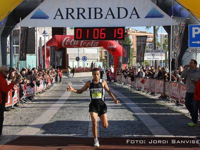 El duelo entre los atletas del Runnersworld TGN, Jaume Leiva y Mohamed Ben Hmbarka será uno de los principales atractivos de la Media Maratón de Salou