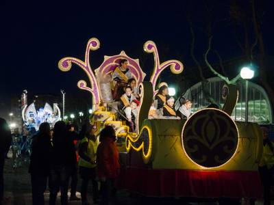 El fotógrafo salouense Rafa Llanes expone unas imágenes sobre las fiestas en el municipio en el pasillo del TAS