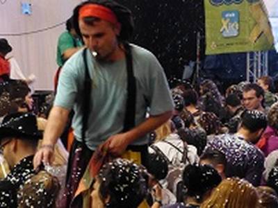 El grupo de animación La Cremallera hace bailar a cientos de niños y niñas en la sexta edición del Cos Blanc Xic 's