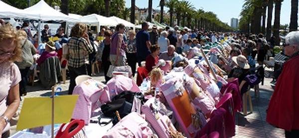 El Grupo de Mujeres reúne cerca de 300 encajeras en el paseo Jaume I de Salou