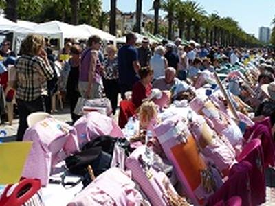 El Grupo de Mujeres reúne cerca de 300 encajeras en el paseo Jaume I de Salou