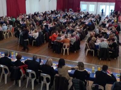 El homenaje a las personas mayores de Salou reúne cerca de 350 personas en la carpa