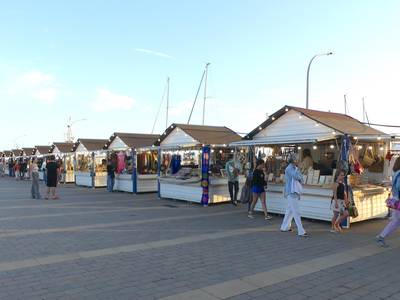 El Mercadillo del Espigón de Salou inaugura la temporada veraniega