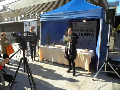 El Mercado Municipal de Salou acoge un 'show cooking' sobre el arroz DOP del Delta del Ebro, en medio de una gran expectación de público