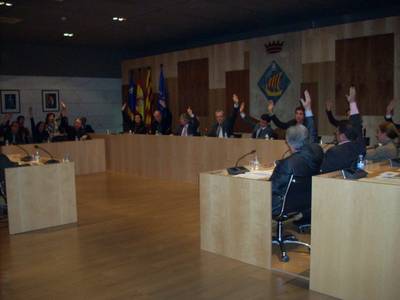 El pleno de Salou acuerda por unanimidad revocar las potestades delegadas al CRT, su disolución e insta a las partes a sentarse para negociar uno nuevo