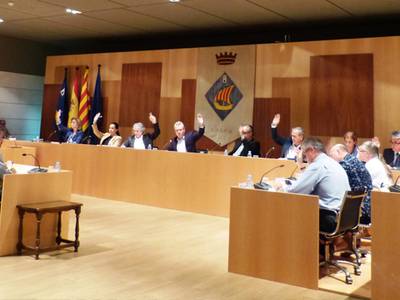 El pleno de Salou acuerda regular los usos de carácter religioso y de asociaciones de fumadores y suspende durante un año las licencias