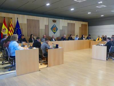 El pleno de Salou aprueba los convenios con las entidades sin ánimo de lucro Eluzai y Cáritas, para garantizar el servicio asistencial a las personas más necesitadas