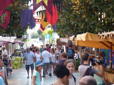 El pregó dels joglars, els acròbates, bufons i musics inauguren el Mercat Medieval de Salou
