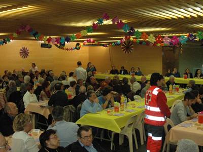 El primer encuentro de convivencia entre personas mayores y jóvenes reúne unas 300 personas
