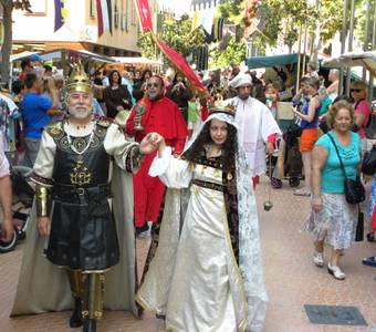 El rey Jaume I y su esposa pasean por XIII Mercado Medieval de Salou en su inauguración
