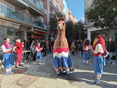El Séquito pequeño llena de danzas y tradición en Casco Antiguo de Salou
