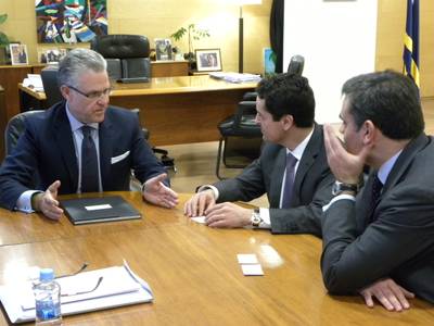 Enrique Bañuelos entrevista con el alcalde de Salou