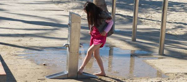 Finalizan las mejoras de los lavapiés de la playa de Levante