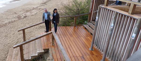 Finalizan los trabajos de renovación de las escaleras de acceso a Playa Capellans