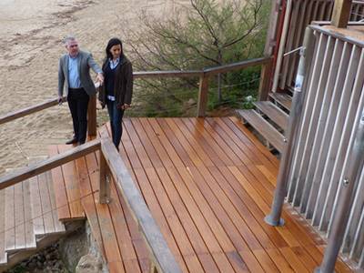 Finalizan los trabajos de renovación de las escaleras de acceso a Playa Capellans