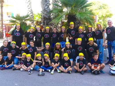 Galería de fotografías: Actuación de los timbales de la Colla 'Tabalera' de la Associación Diables Maleïts de Salou y Bruixes Latemó, por la avenida Carles Buïgas, calle Colón y calle Bilbao