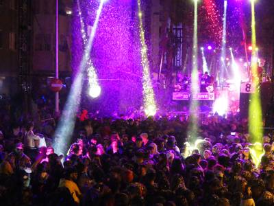 GALERÍA DE FOTOGRAFÍAS: Más de 40.000 personas disfrutan del gran desfile y fiesta del Cós Blanc de Salou 2023