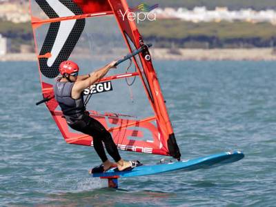 Guillem Segú, del Club Nàutic Salou, subcampeón de España de IQFoil en la Bahía de Cádiz
