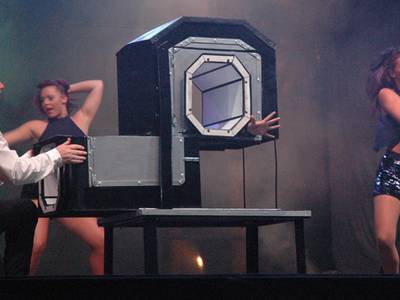 House of Illusion show omple la plaça de les comunitats Autònomes de Salou