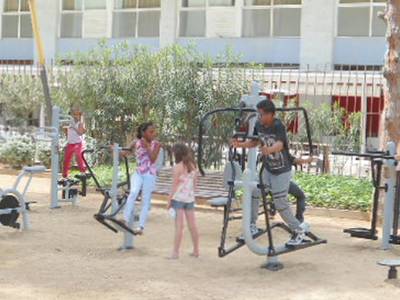 Instalan una veintena de juegos tipo fitness a dos parques del municipio