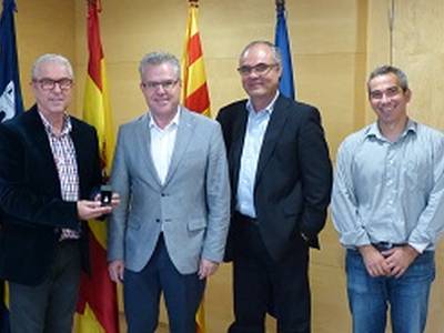 L’Ajuntament de Salou lliura el “pin de plata” al tècnic responsable de Protocol pels seus 25 anys de servei.