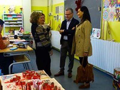 L’alcalde i la regidora d’Ensenyament segueixen les visites als centres educatius per conèixer la seva marxa i objectius