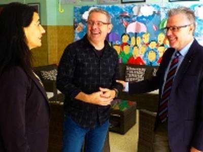 L’alcalde i la regidora d’Ensenyament inicien la tanda de visites a les escoles