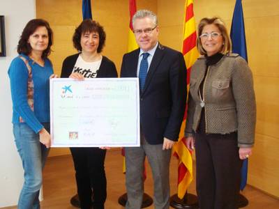 La Asociación Mundo Infantil y el alcalde de Salou entregan la recaudación de la Gala Benéfica a la asociación Aguamarina