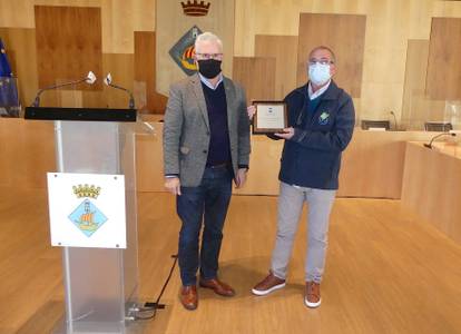 La Asociación Oncológica Dr. Amadeu Pelegrí recibe un reconocimiento del Ayuntamiento con motivo de su décimo aniversario