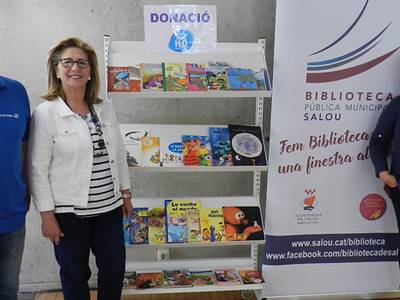 La biblioteca de Salou recibe una donación de libros infantiles de manos del Club Tenis Salou H2O