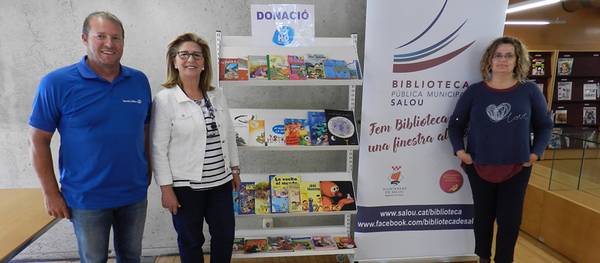 La biblioteca de Salou recibe una donación de libros infantiles de manos del Club Tenis Salou H2O
