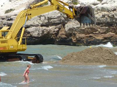La Capital de la Costa daurada actúa en la playa Larga para tratar de recuperar la anchura del litoral