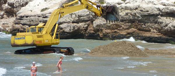 La Capital de la Costa daurada actúa en la playa Larga para tratar de recuperar la anchura del litoral