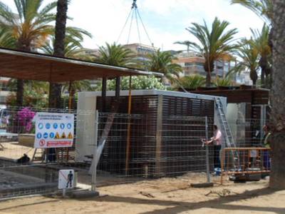 La concejalía de Playas instala nuevos aseos en el paseo Jaume I de Salou