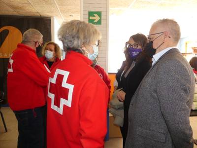 La consellera de Igualdad y el alcalde de Salou visitan a 170 personas refugiadas de Ucrania y al voluntariado que las atiende