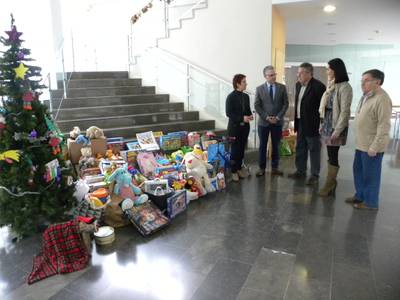 La Escuela Municipal de Música recoge decenas de juguetes para Cáritas Salou