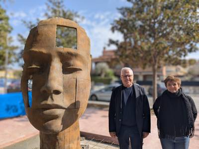 La escultura de la serenidad ya luce en la Plaza de la Paz de Salou