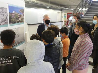 La exposición fotográfica itinerante 'El litoral de Salou' visita varios centros educativos del municipio
