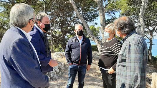 La Generalitat visita el patrimonio natural, histórico y paisagístico del Cap Salou, que el Ayuntamiento quiere recuperar i proteger