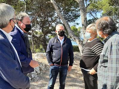 La Generalitat visita el patrimonio natural, histórico y paisagístico del Cap Salou, que el Ayuntamiento quiere recuperar i proteger
