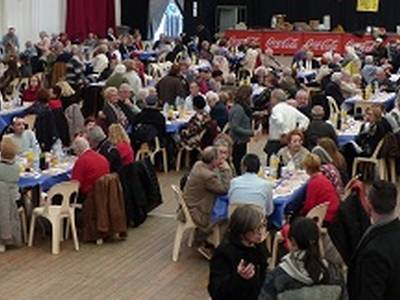La gente mayor de Salou recibe el tradicional homenaje durante la Fiesta Mayor