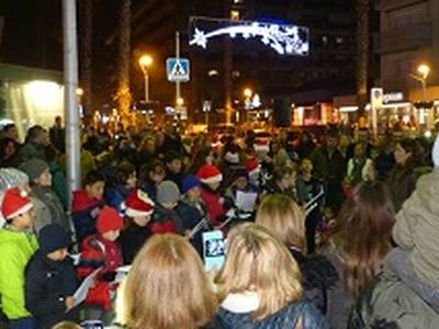 La iluminación navideña ya luce en las calles de Salou