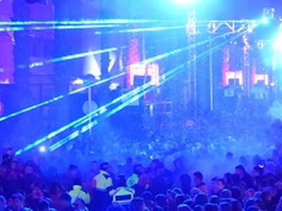 La lluvia de confeti vuelve a inundar Salou con 25 toneladas de papeles de colores