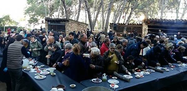 La Masía Catalana reúne a cientos de personas en el tradicional caldo de Navidad