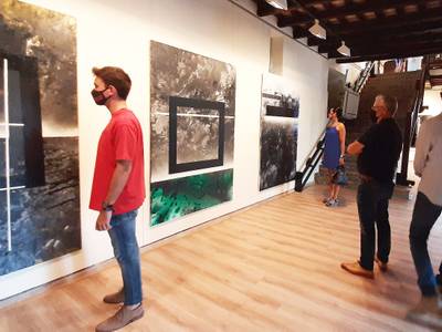 La obra del pintor Carles Pujol se puede admirar en la Torre Vella de Salou hasta el 28 de agosto
